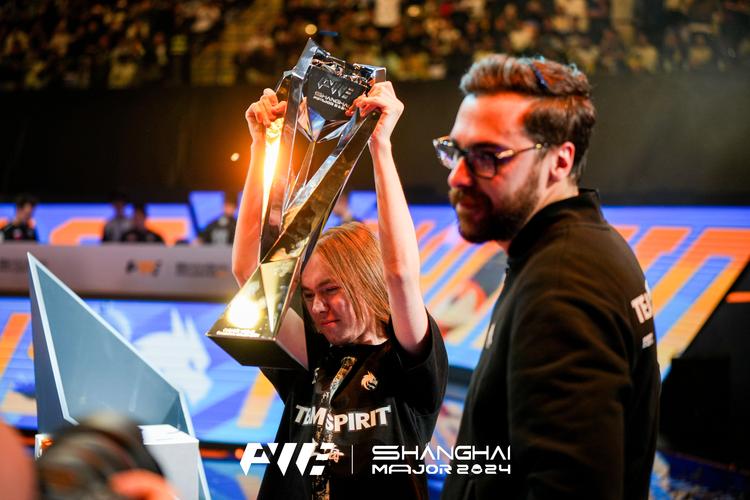 巴赫的夜魔装扮预示着对Xm的毒龙团队战斗的致命免费礼物，XG赢得了第一场比赛