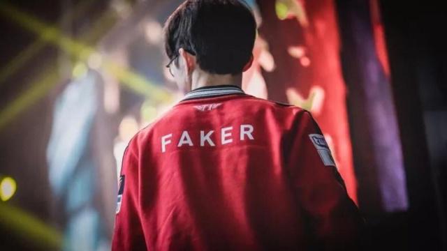 LPL 决赛现场归来画面：银龙杯已经近在咫尺，放手 再试一次